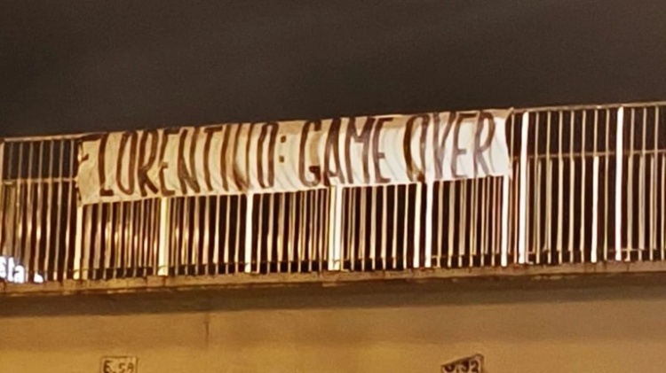 世界杯手机观看app下载-皇马球迷挂横幅抗议：弗洛伦蒂诺，失败接着失败，江郎才尽的主席