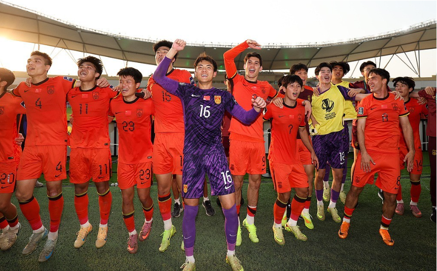 世界杯高清赛事直播地址-1-0爆冷？亚洲球迷挺中国队：34%夺冠！日本球迷：我们先丢球难了